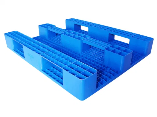 Pallet in plastica a 3 corridori con superficie piana di colore blu con acciaio